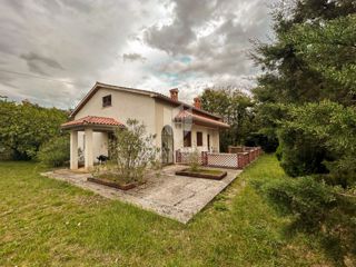 Una casa con un grande giardino vicino ad Albona