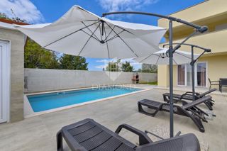 Una bella casa con piscina e vista sul mare, nelle vicinanze di Fasana!