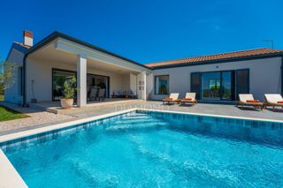 Nuova casa moderna con piscina vicino a Labin