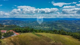 Istria centrale, terreno 3.874 m² con licenza edilizia!
