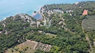 Parenzo, dintorni, Terreno sul mare, zona turistica (T2, T3)