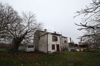 Bale, dintorni, casa in pietra da ristrutturare con ampio cortile