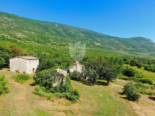 Albona, dintorni, bella proprietà con tre edifici da ristrutturare