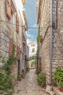 Rovigno, dintorni, casa in pietra in centro con potenziale