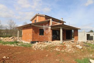 Albona, dintorni, casa in costruzione ai margini del villaggio