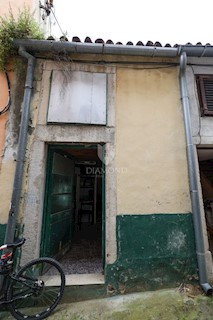 Stop! Casa da ristrutturare con giardino nel centro storico