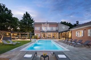 Casa di lusso con piscina e ampio giardino