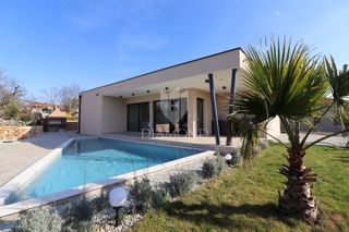 Parenzo, dintorni, casa pianeggiante completamente arredata in una zona tranquilla