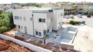 Zona di Parenzo, casa bifamiliare con terrazza sul tetto – vista mare!