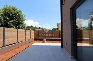 Casa bifamiliare di nuova costruzione con giardino nel centro di Valle