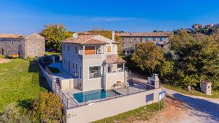 Buie! Una bellissima villa con piscina e vista aperta!