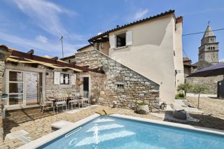 Pisino, dintorni, bellezza in pietra con due piscine