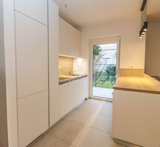 Grazioso appartamento con giardino privato a Premantura