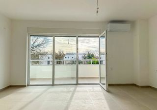 Nuovo appartamento con due camere da letto in una posizione tranquilla a Medolino