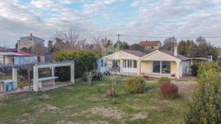 Pola dintorni, casa con un bellissimo giardino