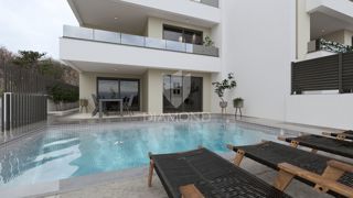 AMPIO APPARTAMENTO A VRBNIK CON PISCINA