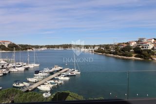 Lussuoso appartamento duplex in prima fila sul mare vicino a Pola!