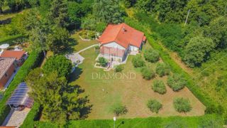 Lovrečica, dintorni! Bella casa a un piano con un ampio giardino!