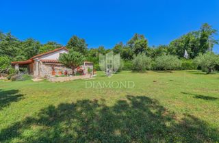 Lovrečica, dintorni! Bella casa a un piano con un ampio giardino!