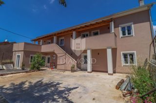 Medulin, casa completamente rinnovata con un cortile ampio