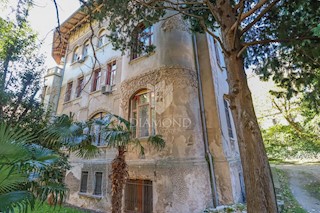 Appartamento unico in una villa austro-ungarica nel cuore di Pola con cortile!