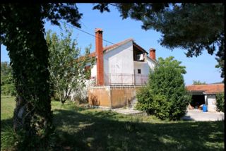 Pisino, casa con due appartamenti