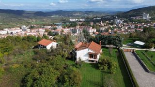 Pisino, casa con due appartamenti 