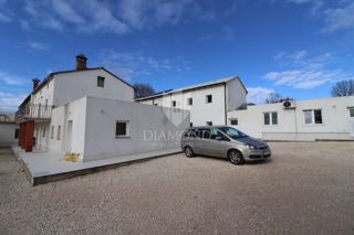 Poreč, dintorni, edificio residenziale-commerciale con 50 posti letto