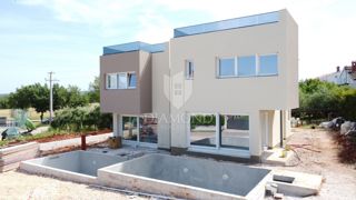 Zona di Parenzo, casa bifamiliare con terrazza sul tetto – vista mare!