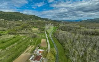 OCCASIONE! Montona, nelle vicinanze, bellissimo terreno di 2.277 m2 vicino al ruscello