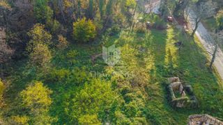 Oprtalj, dintorni! Terreno edificabile in una posizione tranquilla!