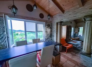 Parenzo, opportunità, spazioso appartamento con cucina estiva