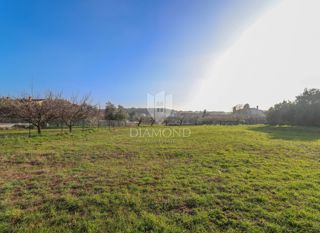 Terreno edificabile attraente a Pomer - possibilità di costruire più appartamenti