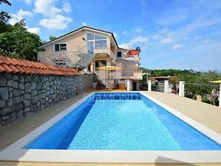 Opatija, dintorni, casa con sette appartamenti, piscina e vista mare