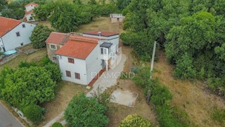 Zona di Umago, casa con ampio giardino in posizione tranquilla