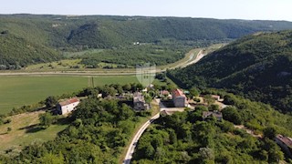 Grisignana, dintorni! Tenuta con un grande appezzamento di terreno!