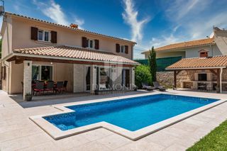 Albona, Villa con piscina