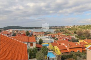 Volme, casa su tre piani con giardino e vista mare