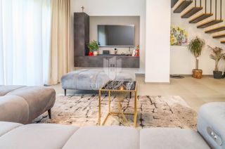 Cittanova, dintorni. Moderno appartamento su più piani con vista mare!