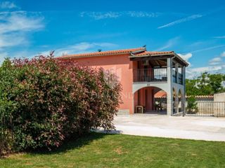 Pola, Valdebek - casa indipendente con 4 appartamenti e un ampio giardino