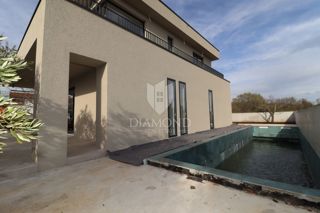 STOP! Villa con piscina e 4 camere da letto a 3 km da Parenzo – occasioni così non restano a lungo