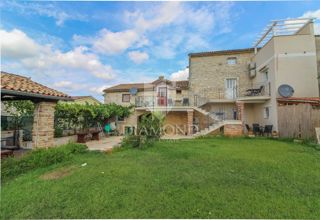 Porec, Palazzina in pietra non lontano dalla città