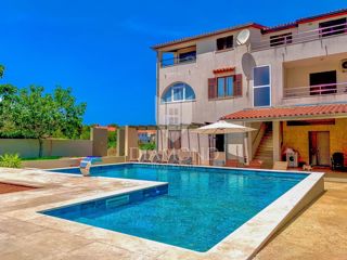 Medulin, dintorni, condominio con ristorante e piscina
