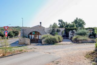 Opportunità! Taverna con camere e due appartamenti in vendita!