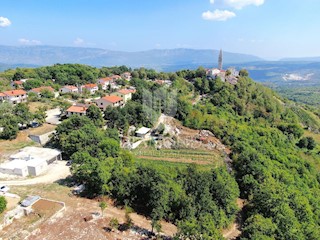 Pićan, terreno edificabile ai margini del paese con vista aperta