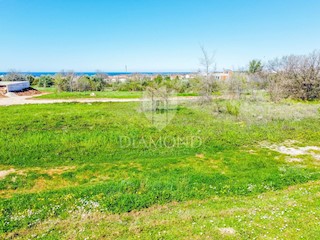 Parenzo, terreno edificabile a 900 m dal mare!