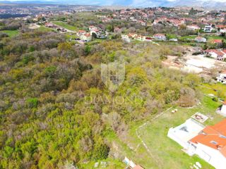 Labin, terreno edificabile ai margini della città
