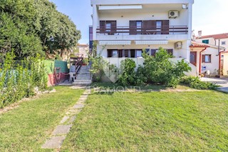 Cassa imersa nel verde con vista sul mare nel centro di Medolino!