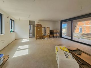 Umago, dintorni! Nuova costruzione! Moderno appartamento al piano terra con ampio giardino!