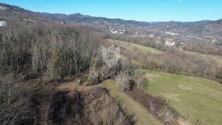 Pićan, ampio terreno edificabile con vista aperta 